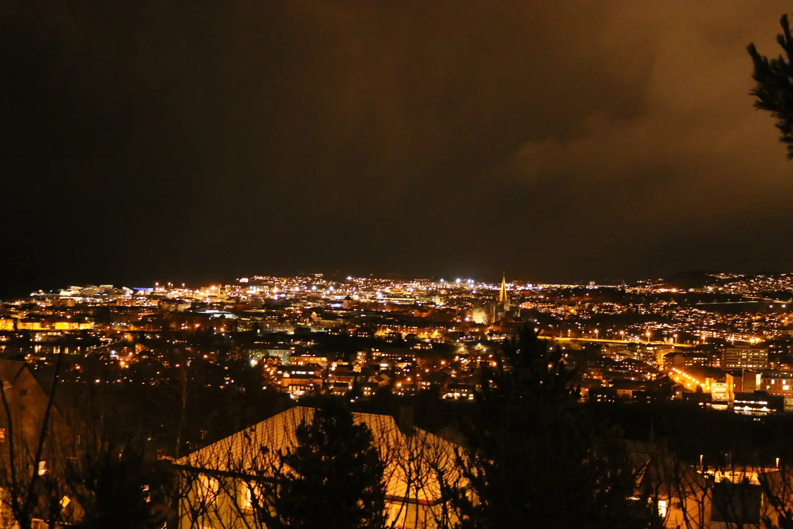 Trondheims lys sett fra høyden en kveld